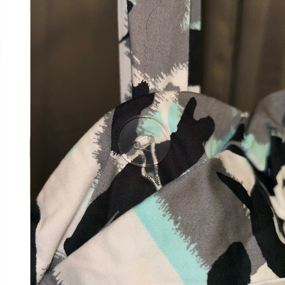 NWOT 3xl  24-26  blue/white floral adjustable ruffle h… - Picture 5 of 6